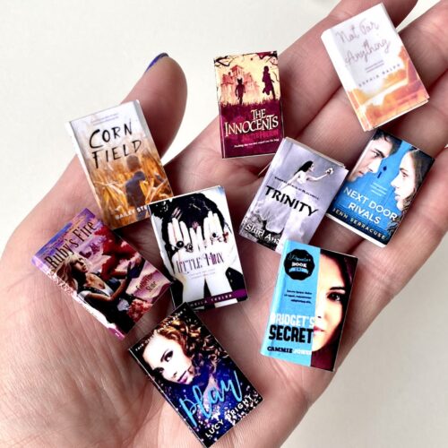 Zestaw 3 miniaturowych obyczajowych książek dla lalek