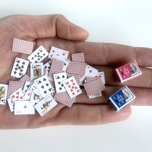 Miniaturowe karty do gry dla lalek