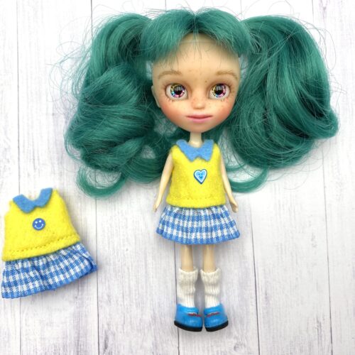 Sukienka dla lalki Petite Blythe żółto-niebieska