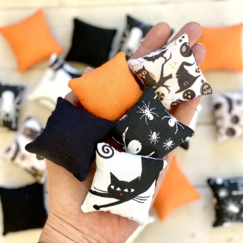 Miniaturowa poduszka dla lalek Halloween skala 1:6