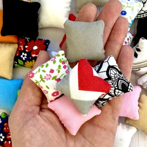 Miniaturowa poduszka dla małych lalek skala 1:12