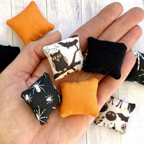 Miniaturowa poduszka dla lalek Halloween skala 1:12