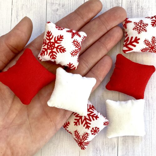 Miniaturowa poduszka dla lalek Boże Narodzenie skala 1:12