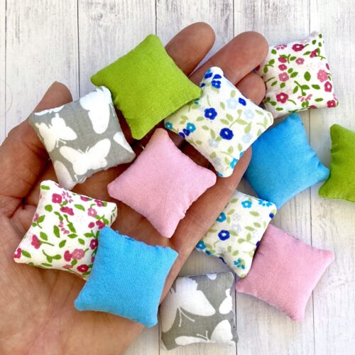 Miniaturowa poduszka dla lalek Wielkanoc skala 1:12