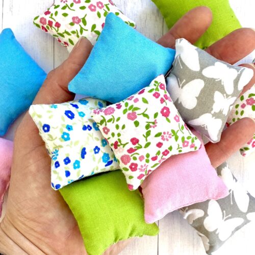 Miniaturowa poduszka dla lalek Wielkanoc skala 1:6