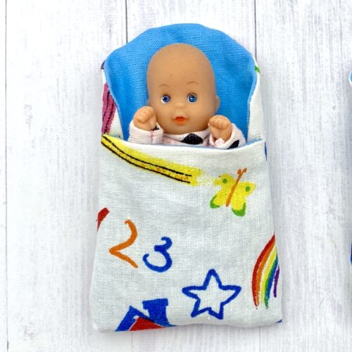 Becik dla lalki mini bobas biało-kolorowy