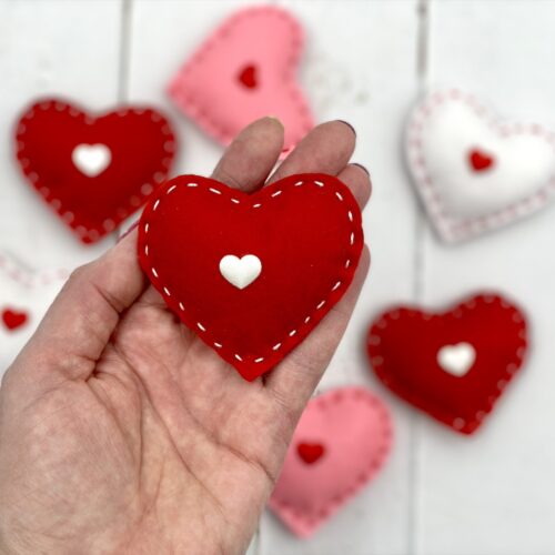 Miniaturowa poduszka serduszko dla lalek skala 1:6