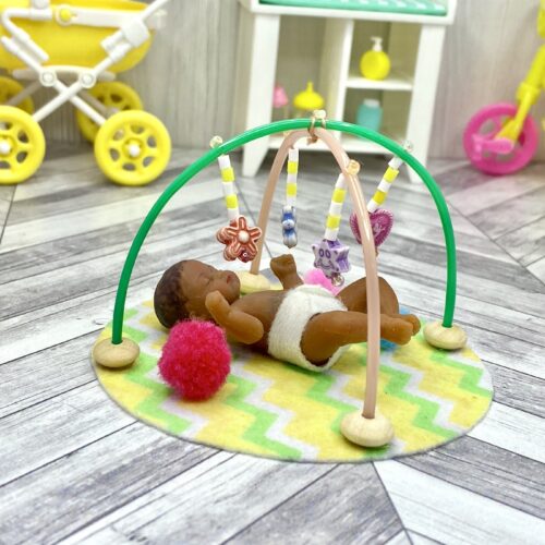 Miniaturowy baby gym dla lalki mini bobas - żółty